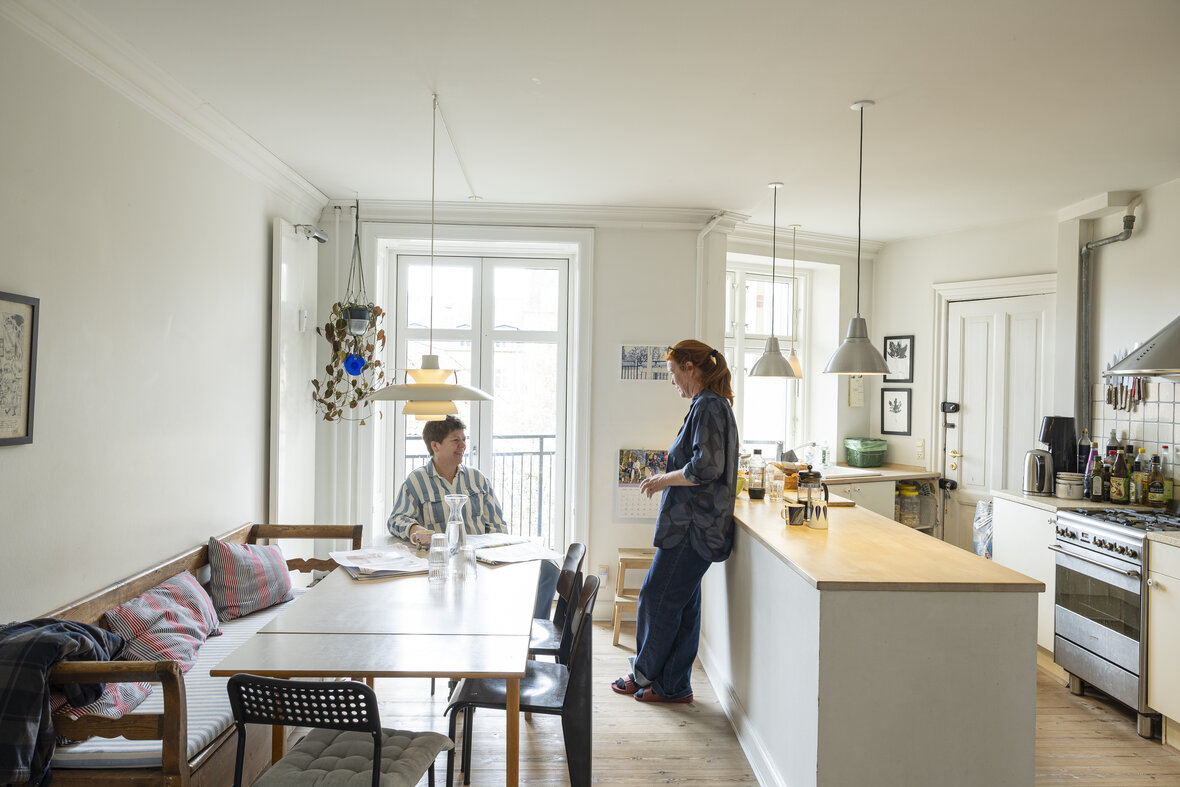 Mari Holen og Mille Rude i køkkenalrummet i deres lejlighed