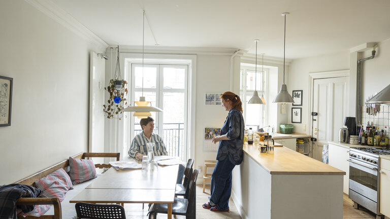 Par i deres åbne køkken 