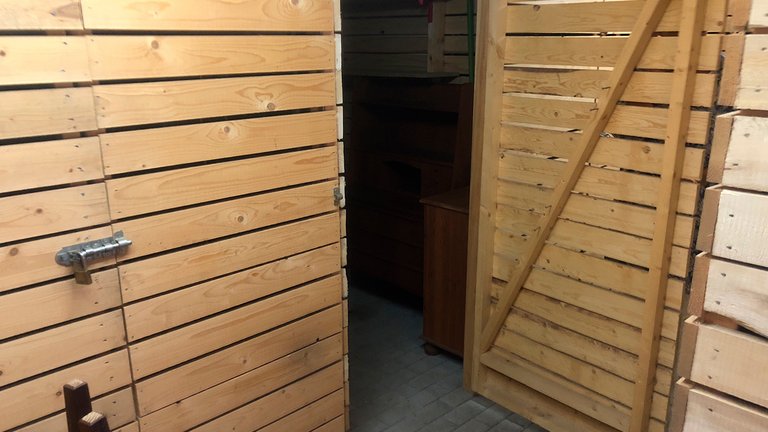 Kælderrum med åben dør