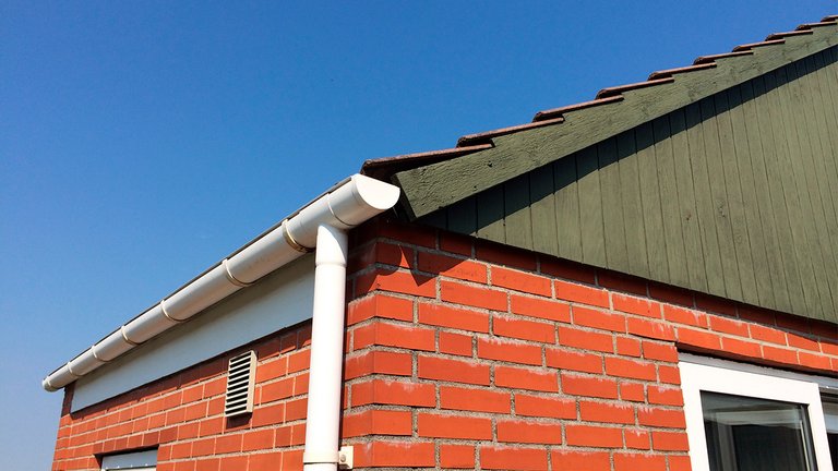 Tagrende lavet af plastik