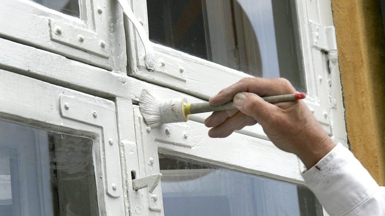 Sådan maler du gamle trævinduer med et flot og holdbart resultat