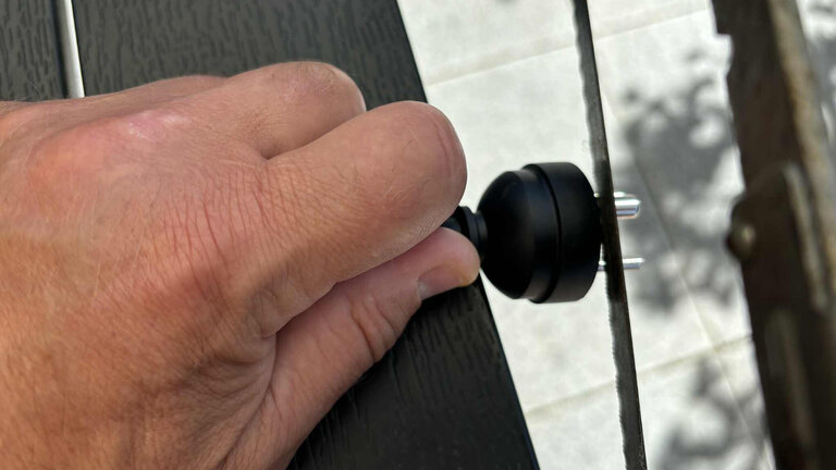 Det ene ben på trebenet stik skæres over med en nedstryger