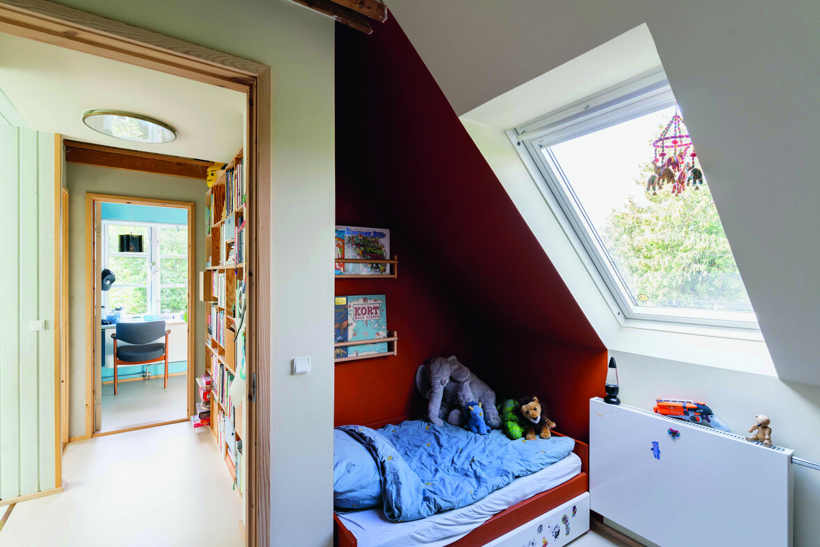 Lille seng opad skråvæg i værelse