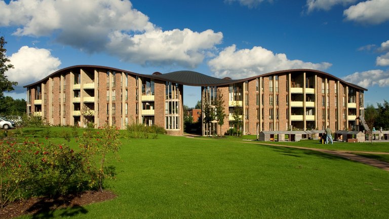 De bor i en bolig, der slanger sig