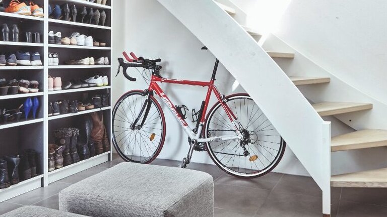 Racercykel opbevaret i kælder