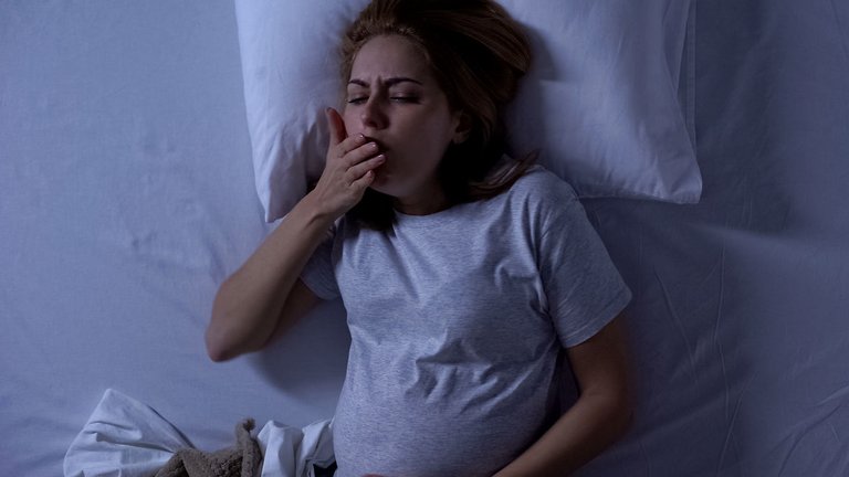 Gravid kvinde i seng skal kaste op