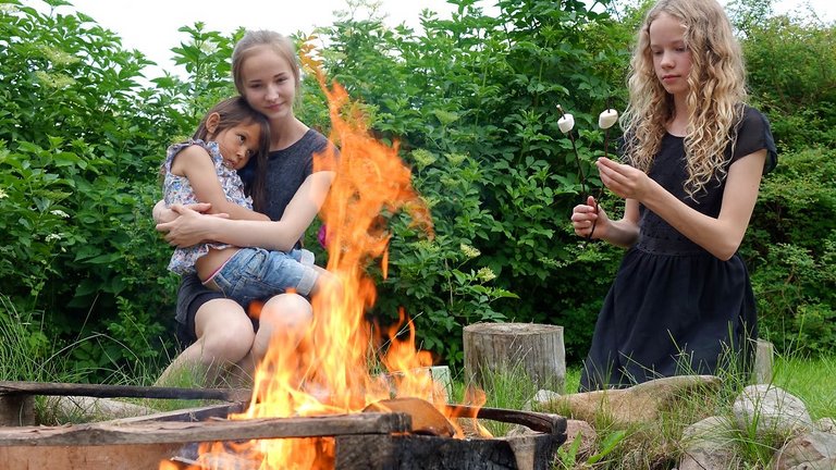 Børn omkring bål