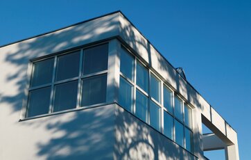 Hvidt hus med puds der dækker hele facaden