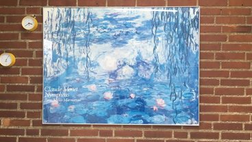 Plakat i en kantine af Claude Monets maleri ”Nympheas”
