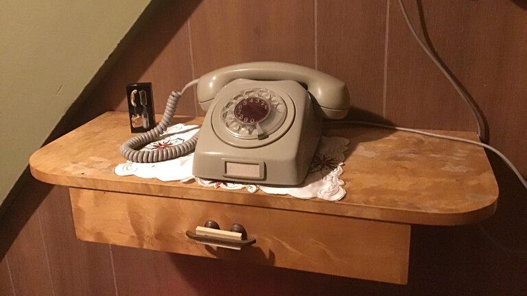 Væghængt skrivepult  SEO: Skrivepulten – gammel favorit er vendt tilbage til de danske hjem En skrivepult blev brugt til beskeder og havde en telefon stående ovenpå. Den var populær i 1900-tallet, og nu kan der stå en gammel og antik skrivepult i et moderne hjem, og du kan også få en væghængt.   Skrivepulten – hvor blev den af? Skrivepulten blev brugt til opbevaring af beskeder og skriftlige invitationer og var i de pæne, danske borgerhjem i begyndelsen af 1900-tallet. I dag kan man stadig finde både gamle og nye versioner af