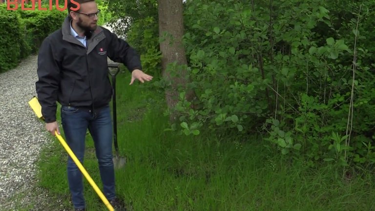 Landindspektør finder skelpæl på grund med en metaldetektor