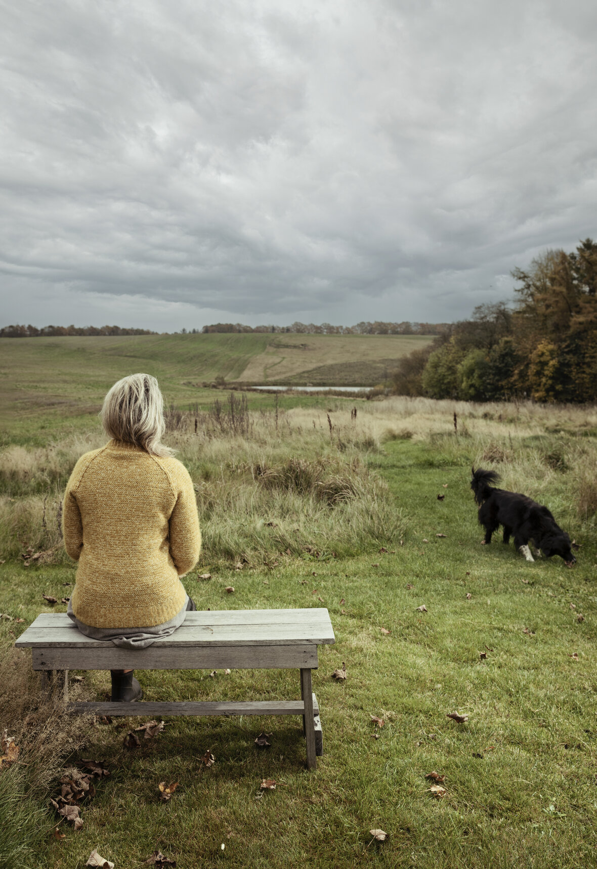 Anni Greve nyder udsigten over åbent landskab