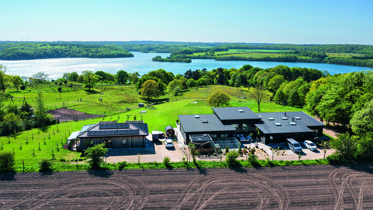 Familie på 10 har bygget familiekollektiv på 450 kvadratmeter