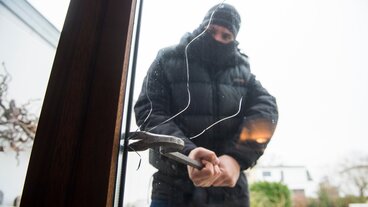 Mand begår indbrud i sommerhus