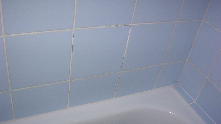 Derfor opstår hultlydende og løse fliser - og sådan udbedrer du dem