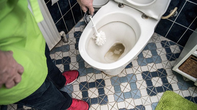 Toilet med kalk og brune striber