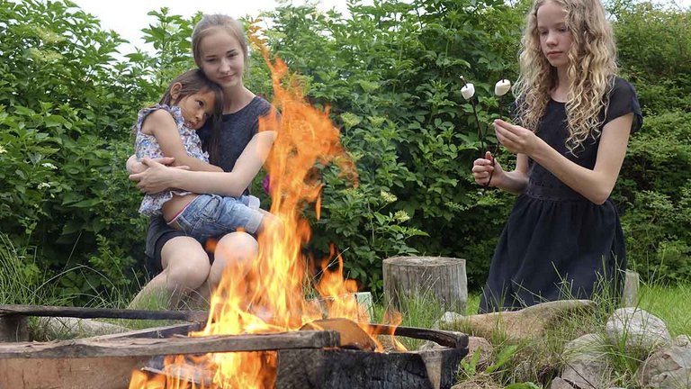 Hygge med skumfiduser ved bålplads/bålsted i haven
