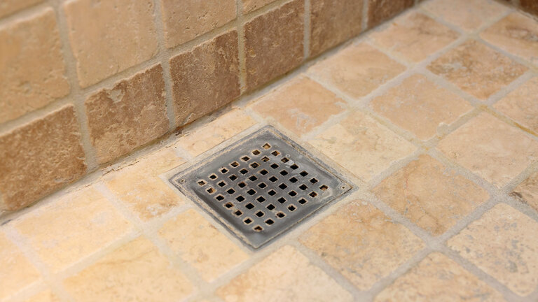 fliser og gulvafløb i bruseniche