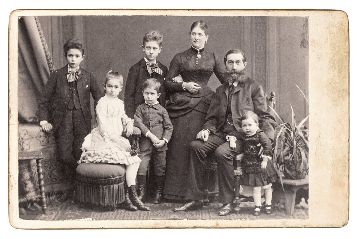 sort hvidt foto af familie fra gamle dage
