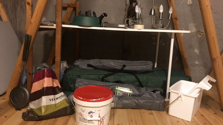 Maling, badmintonketcher og andre ting opbevares på loft