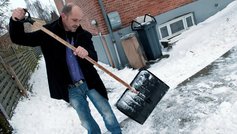 Hvordan fjerner du islag fra fortovet?