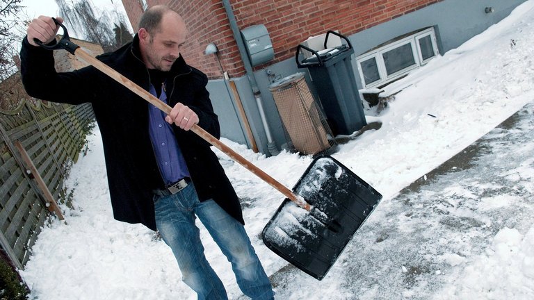 Hvordan fjerner du islag fra fortovet?
