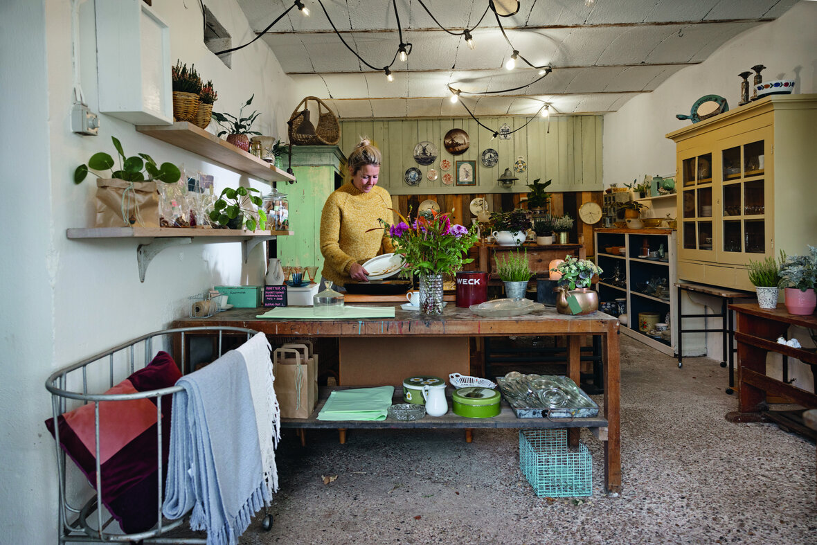 Anni Greve ordner blomster i sit arbejdsrum