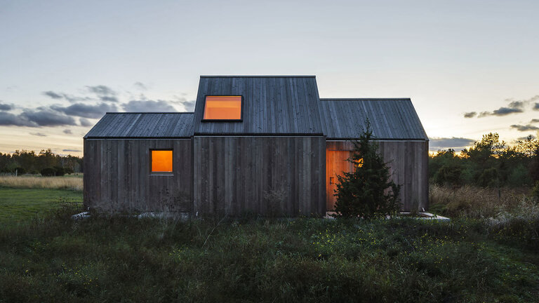 Field House på Fårö ved aftentid