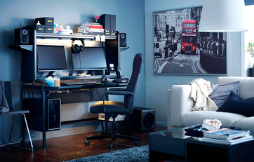 IKEAs skrivebord Freddie med tastatur, to skærme, høretelefoner og højttalere