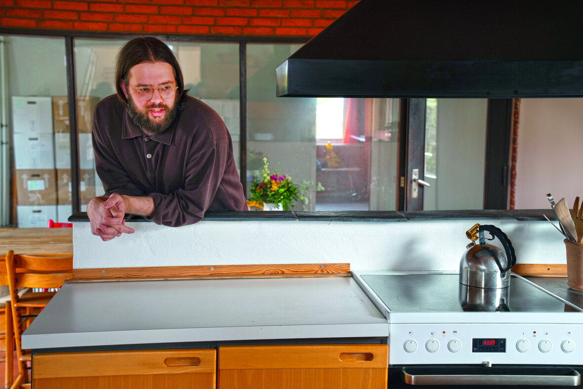 Mand i parcelhus køkken