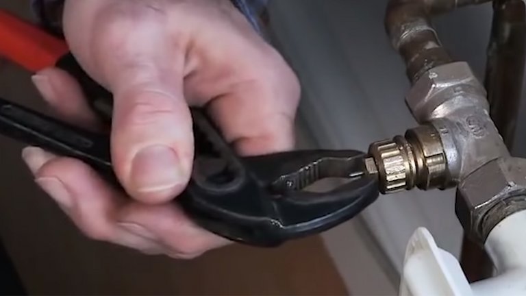 Radiatoren varmer løs, selvom jeg har lukket for den – hvad gør jeg?