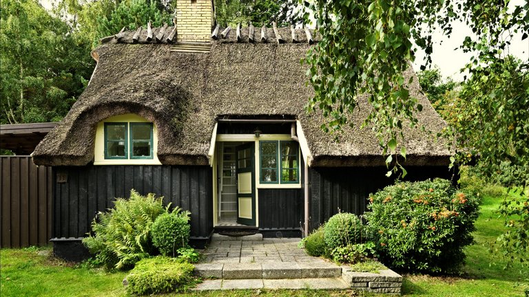 Vibekes stråtækte sommerhus fra 1922
