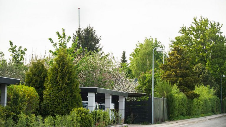 Må min nabo sætte en mobilmast op i haven?