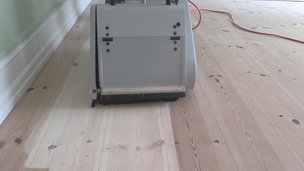 Gulvslibemaskine sliber et gulv