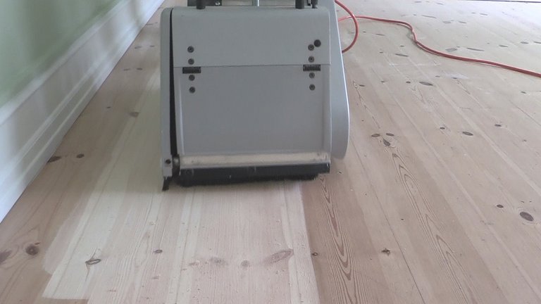 Gulvslibemaskine sliber et gulv