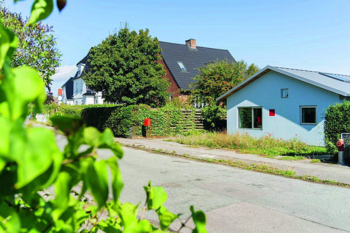 Blåt statslånsshus set fra vejen