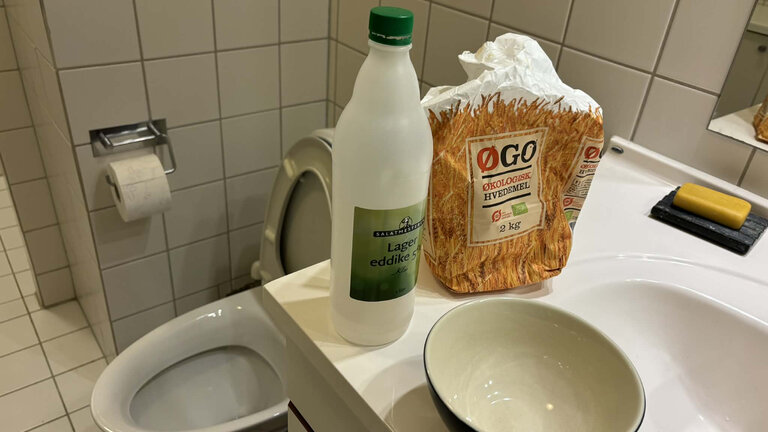 eddike og mel på badeværelse med toilet i baggrunden