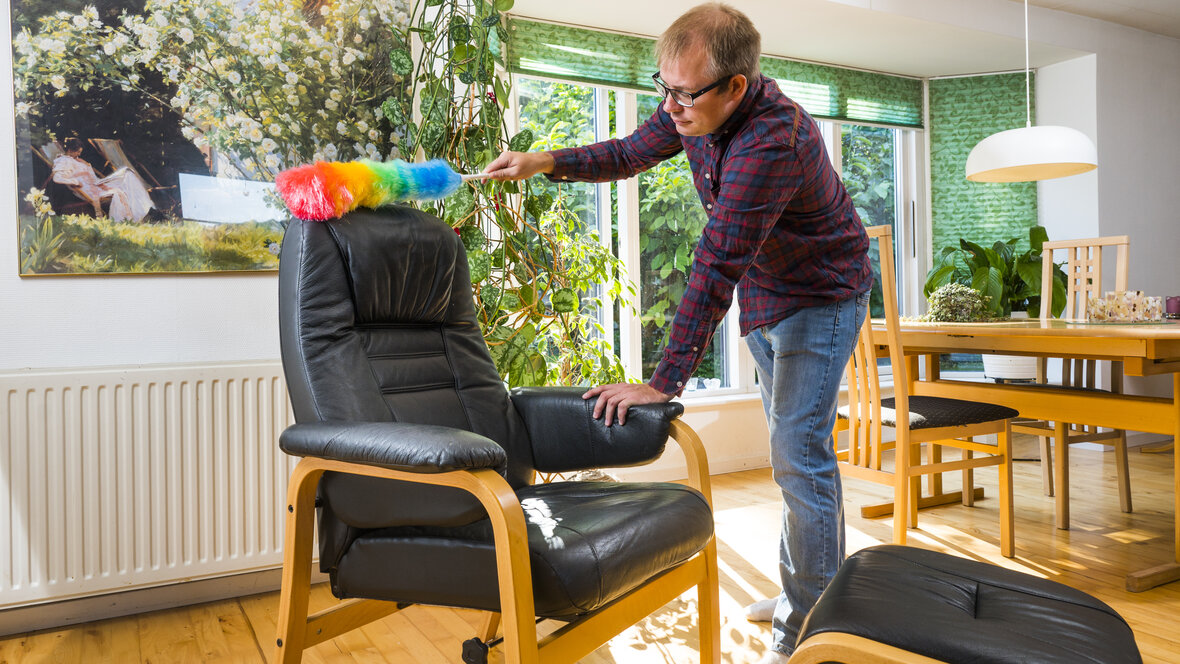 mand gør læderstol ren