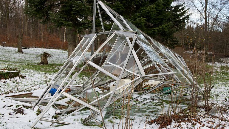 Sådan undgår du, at dit drivhus bliver smadret i storm