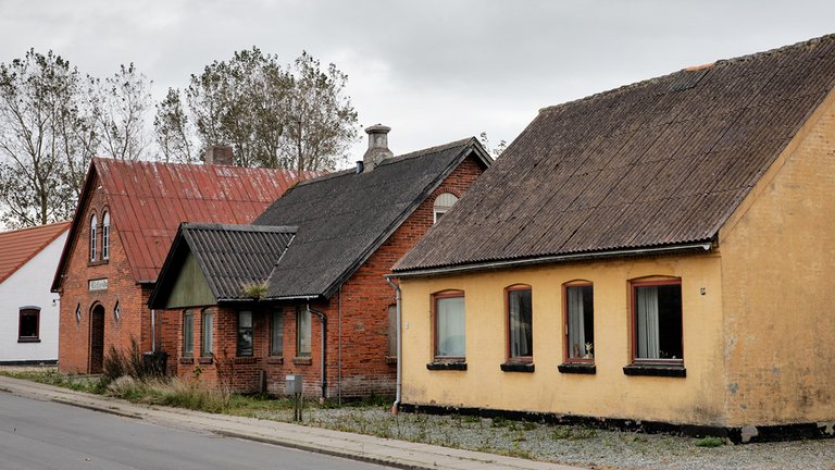 Forfaldne huse i landsbyen Hørdum i Thy