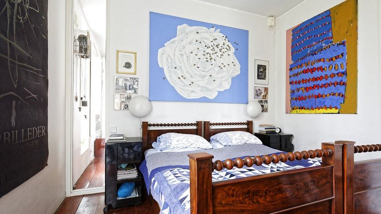 Seng af træ i soveværelse