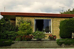 Typehusets have vil typisk være indrettet, så den afskærmer huset fra vejen.