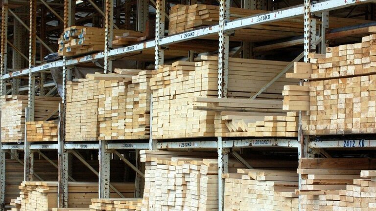 Lager med træbrædder