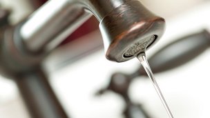 Vandhane der drypper