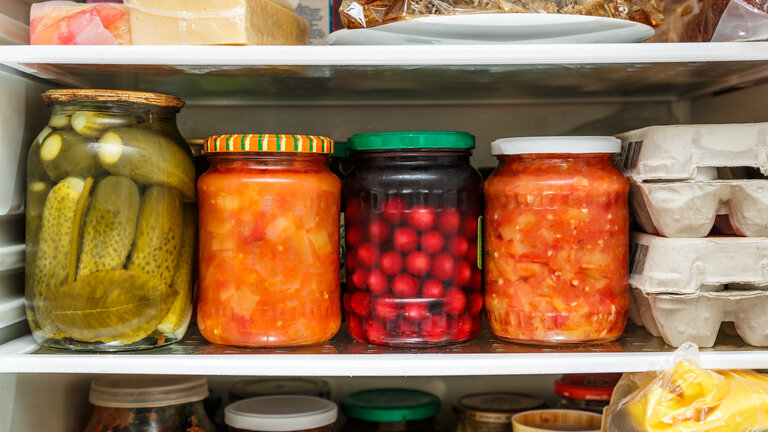 Køleskab fyldt med madvarer
