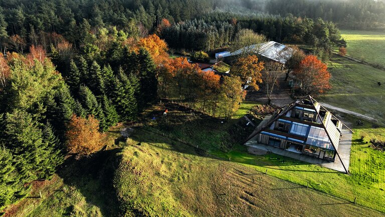 Familien Fenger bor i en pyramide: Vi elsker lyset