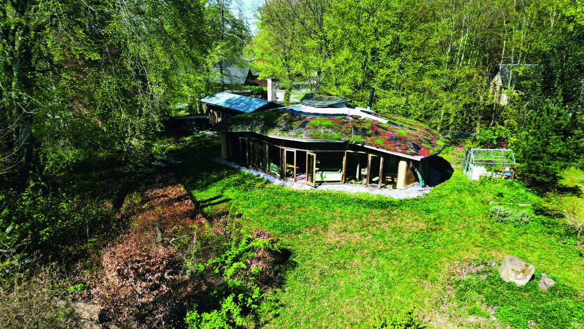 Hus af halm på stor grund