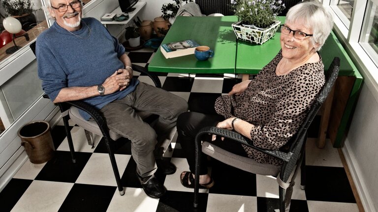 Bente og Simon sidder i udestue