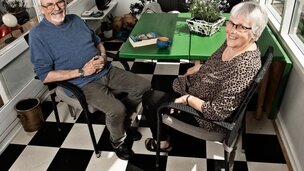 Bente og Simon sidder i udestue