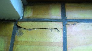 Sådan udskifter du en revnet flise